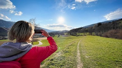 Auf dem landschaftlich reizvollen Pfaffensteig nach Issing