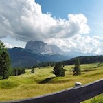 Auf dem Weg zur Regensburger Hütte erschließen sich schöne Ausblicke auf die Dolomiten 