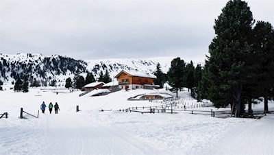 Die Moar in Plun Hütte verlockt auch im Winter zur Einkehr