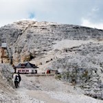 Im Hochsommer strömen zahlreiche Wanderer vom Sass Pordoi in Richtung Boespitze