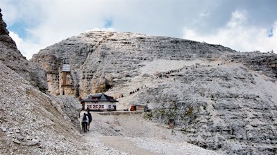 Im Hochsommer strömen zahlreiche Wanderer vom Sass Pordoi in Richtung Boespitze