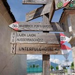 Am Sportplatz in Lajen zweigt der Wanderweg Nr. 35 zur Unterpulghütte ab