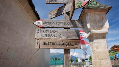 Am Sportplatz in Lajen zweigt der Wanderweg Nr. 35 zur Unterpulghütte ab