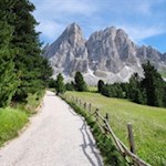 Vor der Kulisse des Peitlerkofel zur Göma Hütte