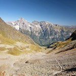 Rückwärtsgewandter Blick auf den Anstiegsweg und die spitz zulaufende Maurerspitze