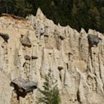 Ein beeindruckendes Ensemble steinbedeckter Lehmriesen: die Erdpyramiden bei Percha