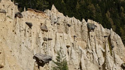 Ein beeindruckendes Ensemble steinbedeckter Lehmriesen: die Erdpyramiden bei Percha