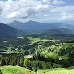 In der Ferne ragen das Schwarzhorn und das Weißhorn in die Höhe