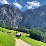 Durch malerische Wiesen zur Schneehöhle