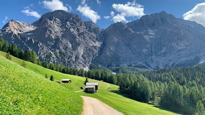 Durch malerische Wiesen zur Schneehöhle