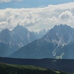 Blick auf die imposante Dreischusterspitze, die weltberühmten Drei Zinnen und den zackenreichen Haunold