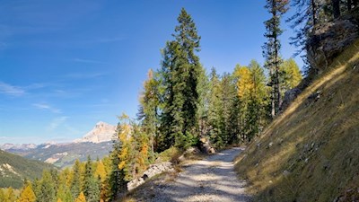 Mit Blick auf den Heiligkreuzkofel auf den Crep de Sela