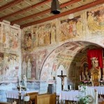 Reiche Fresken schmücken das Innere der Kirche St. Nikolaus