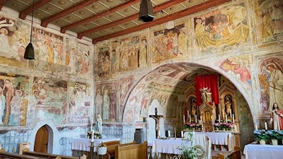 Reiche Fresken schmücken das Innere der Kirche St. Nikolaus