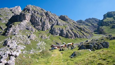 Unterhalb der Wörndleloch Alm zweigt der Wanderweg rechts ab