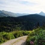 In der Ferne taucht bereits unser Ziel auf: der spitz zulaufende Knieberg