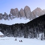 Die-verschneite-Almwiese-vor-der-Zanser-Schwaige-ist-ein-Paradies-für-Kinder