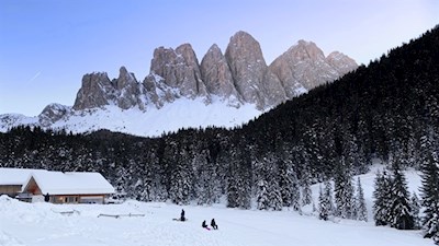 Die-verschneite-Almwiese-vor-der-Zanser-Schwaige-ist-ein-Paradies-für-Kinder