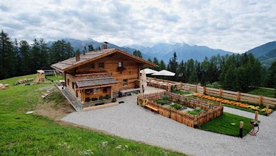 Die neue Schönbergalm zu Füßen des Schönberg