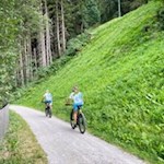 Auch Radfahrer sind zwischen Sand in Taufers und Luttach anzutreffen