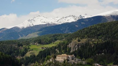 Die Sonnenburg aus der Ferne