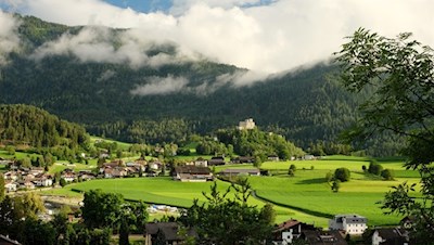 Unser Blick fällt auf St. Lorenzen und die Michelsburg