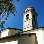 Von-Zypressen-und-Olivenbäumen-umsäumt-die-Kirche-S-Andrea-in-Torbole