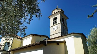 Von Zypressen und Olivenbäumen umsäumt, die Kirche S. Andrea in Torbole