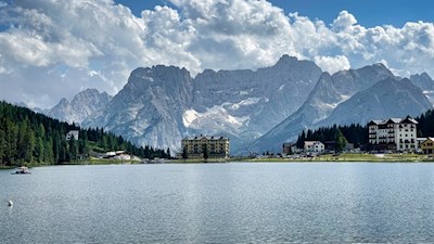 L'escursione al Rifugio Col de Varda inizia al pittoresco Lago di Misurina