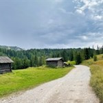 Sanft schlängelt sich der Weg zur Saraghes Hütte