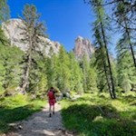 Su sentieri inizialmente dolci fino al rifugio Croda da Lago