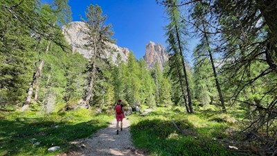 Su sentieri inizialmente dolci fino al rifugio Croda da Lago