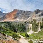 Die Wiesen um die Rossalm werden von hohen Felswänden umsäumt