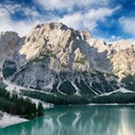 Blick-auf-die-steil-aufragenden-Felswände-des-mächtigen-Seekofel