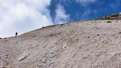 Durch das kalkweiße Schuttkar auf die Dreifingerscharte
