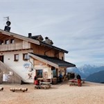 In-der-Averau-Hütte-werden-die-Gäste-mit-schmackhaften-Speisen-verwöhnt