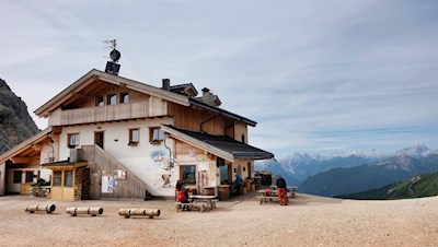 In the Averau moutain hut the guests are spoiled with tasty dishes