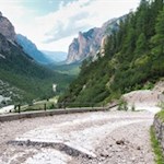 Auf dem steil ansteigenden Schotterweg gewinnt man schnell an Höhe