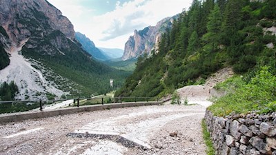 Auf dem steil ansteigenden Schotterweg gewinnt man schnell an Höhe
