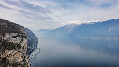 Lungo il percorso si aprono splendidi panorami sul lago di Garda