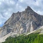 Vor der Kulisse des Lagazuoi zum Falzaregopass