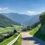 Sanft steigt das Sträßchen zum Frankbach Wasserfall ab