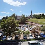 Parkplatz unterhalb der Dorfkirche