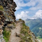 Um den leicht ausgesetzten Felssporn zum Malersee