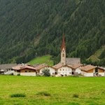 Blick auf Vals und seine anmutige Dorfkirche