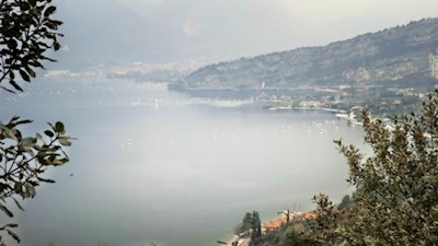 Il sentiero panoramico Busatte Tempesta offre una vista continua sul lago di Garda