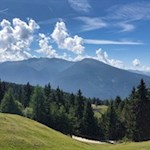 Die sanft gewellten Almwiesen der Rodenecker Alm mit Blick auf den Peitlerkofel und die Plose