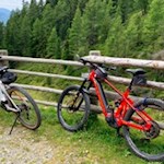 Auch Mountainbiker suchen die Plattner Alm gerne auf