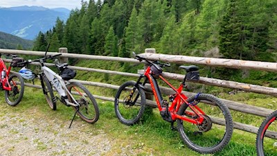 Auch Mountainbiker suchen die Plattner Alm gerne auf