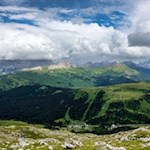 Auf dem Weg zur Franz Kostner Hütte öffnen sich schöne Ausblicke auf die Dolomiten